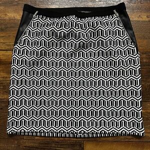 Black and white geometric print skirt with faux leather with zippers EUC